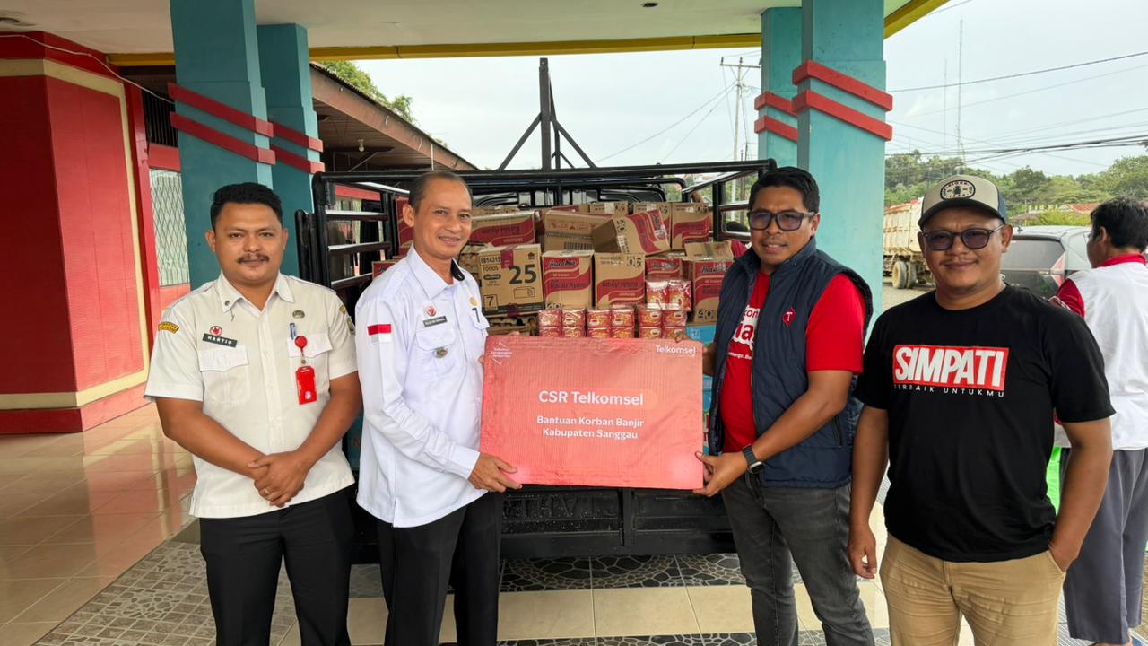 Telkomsel Salurkan Bantuan Peduli Banjir dan Amankan Jaringan di Sanggau–Sekadau