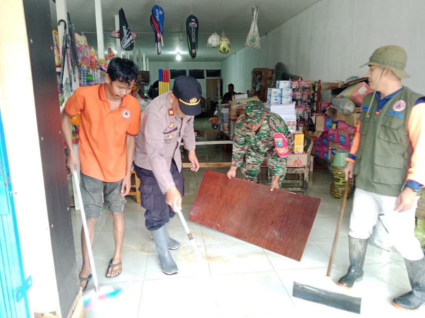 TNI-Polri dan Pemerintah Bersinergi Bersihkan Permukiman hingga Rumah Ibadah